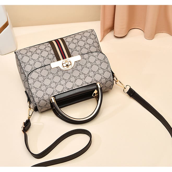 Women Clamshell Buckle Handbag Detachable Strap Retro Crossbody Bag